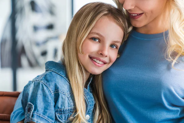 Cortado Menina Sorridente Feliz Com Mãe Abraçando Sofá Casa — Fotografia de Stock