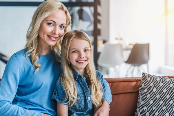 Retrato Mãe Sorridente Com Filha Pequena Sofá Casa — Fotografia de Stock