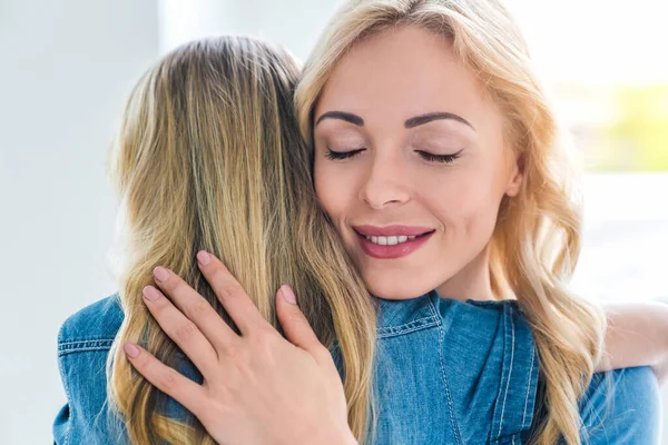 Mujer Joven Abrazando Hija Pequeña Con Los Ojos Cerrados —  Fotos de Stock