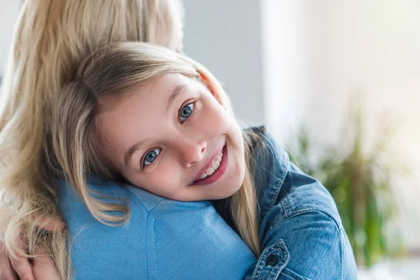 Linda Niña Abrazando Madre Mirando Cámara Casa — Foto de Stock