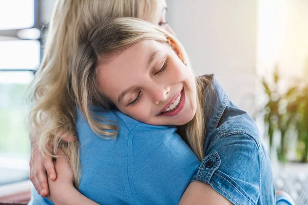 Feliz Madre Hija Abrazándose Con Los Ojos Cerrados Interior Casa — Foto de Stock