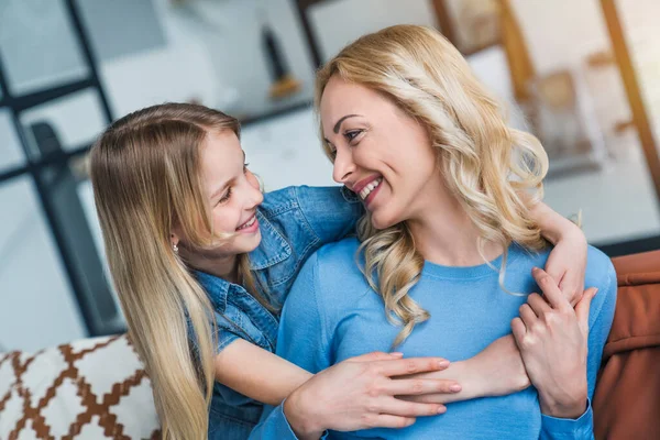 Madre Con Hija Preadolescente Abrazándose Casa Concepto Sentimientos Positivos —  Fotos de Stock