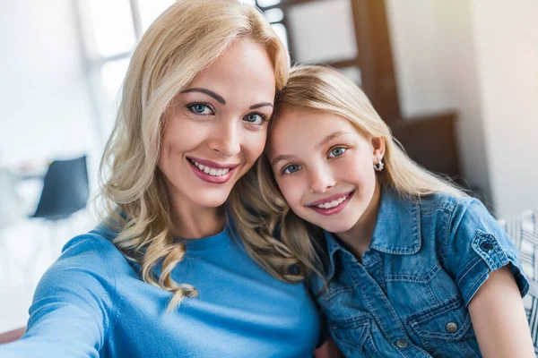 Hermosa Mujer Con Hija Pequeña Tomando Selfie Teléfono Inteligente Casa —  Fotos de Stock