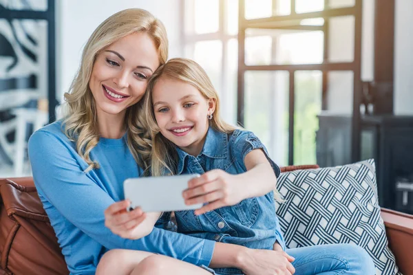 Feliz Madre Bonita Con Hija Pequeña Tomando Selfie Tiro Teléfono — Foto de Stock