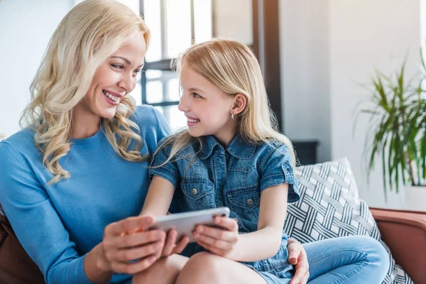 Krásná Mladá Maminka Její Dcera Pomocí Smartphone Usměvavý Zatímco Sedí — Stock fotografie