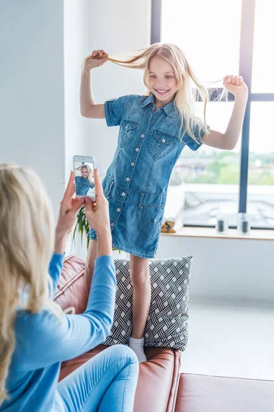 Jovem Mãe Fazendo Foto Celular Sua Filha Enquanto Diverte Casa — Fotografia de Stock