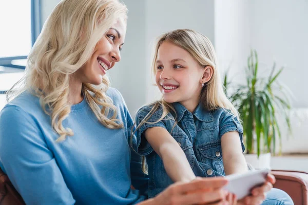 Happy Mom Little Kid Daughter Enjoy Using Mobile Apps Smartphone — Stock Photo, Image