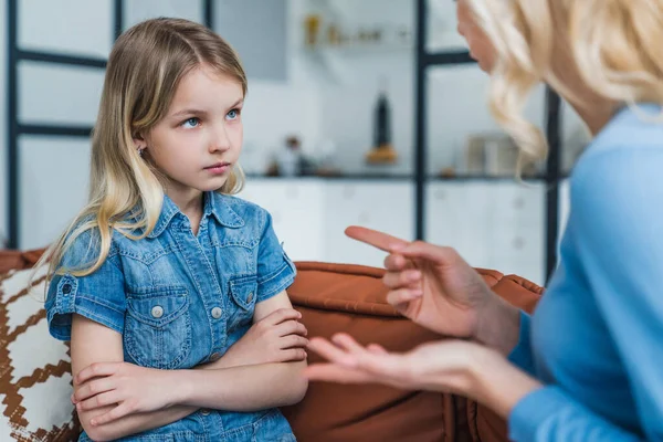 Ragazzina Triste Mentre Sua Madre Rimprovera Seduta Sul Divano Casa — Foto Stock