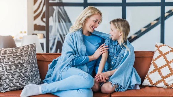 Mujer Sonriente Divirtiéndose Con Hija Mientras Está Sentada Sofá Debajo —  Fotos de Stock