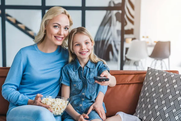 Portrét Šťastné Maminky Dcerou Sedí Pohovce Objímání Popcorn Zapínání Televizi — Stock fotografie
