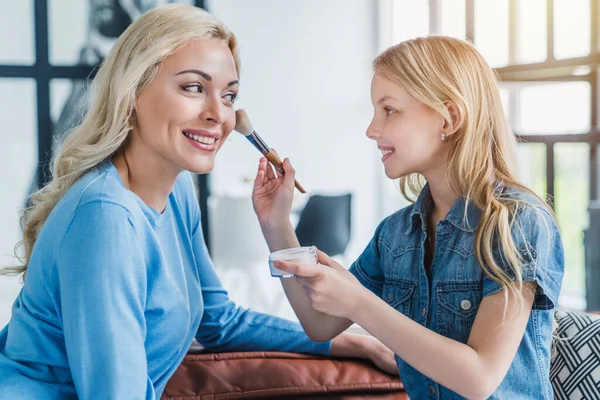 Linda Niña Madre Haciendo Maquillaje Mientras Sienta Sofá Casa —  Fotos de Stock