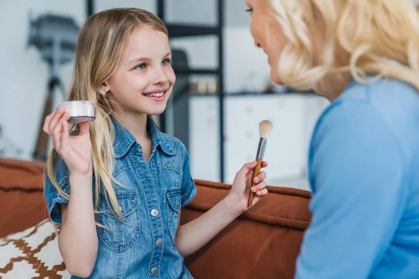 Linda Niña Haciendo Maquillaje Madre Divertirse Sentado Sala Estar Casa —  Fotos de Stock