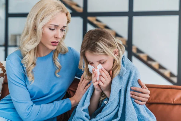 Retrato Madre Caucásica Abrazando Hija Enferma Mientras Estornuda Tejido Bajo — Foto de Stock