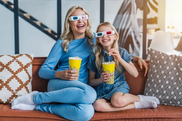 Mujer Con Niña Gafas Viendo Películas Comiendo Palomitas Maíz Casa — Foto de Stock