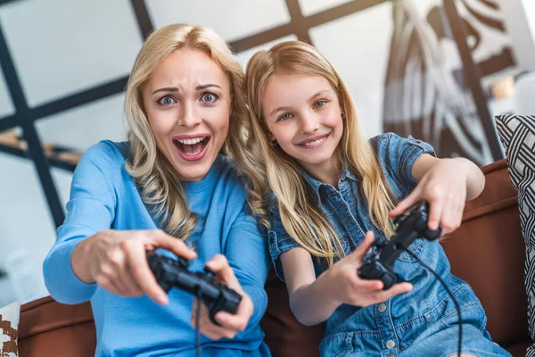 Ibu Dan Anak Ruang Tamu Bermain Video Game — Stok Foto