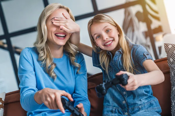 Ibu Yang Ceria Dengan Putrinya Ruang Tamu Bermain Video Game — Stok Foto