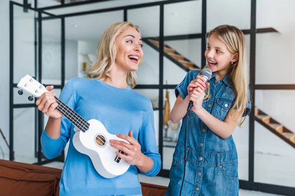 Máma Roztomilá Holčička Mikrofonem Zpívat Spolu Hrát Ukulele — Stock fotografie