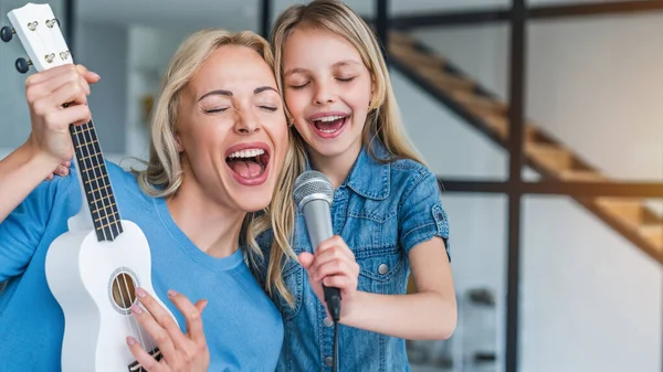 Kaukasische Mutter Mit Kleinem Mädchen Singt Hause Karaoke — Stockfoto