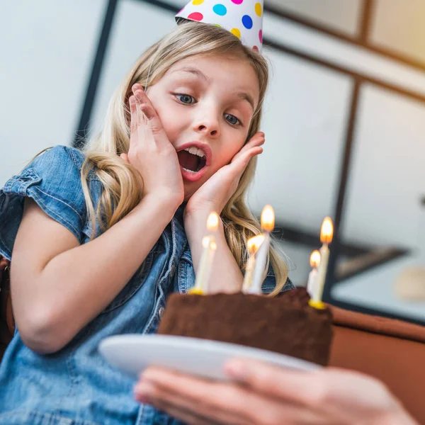 Close Engraçado Menina Ficando Animado Seu Aniversário Com Bolo — Fotografia de Stock