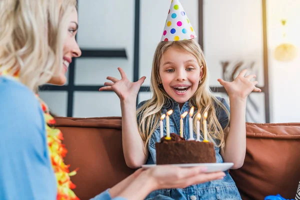 Tiros Mãe Filha Comemorando Aniversário Filha Com Bolo — Fotografia de Stock
