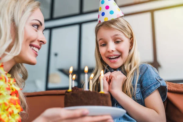 Madre Dando Pastel Cumpleaños Con Velas Niña Divertida Casa — Foto de Stock