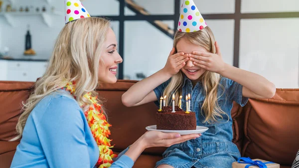 Feliz Madre Haciendo Sorpresa Con Pastel Cumpleaños Hija — Foto de Stock