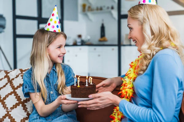 Concepto Cumpleaños Joven Mujer Hermosa Hija Sonríen Mientras Celebran Cumpleaños — Foto de Stock