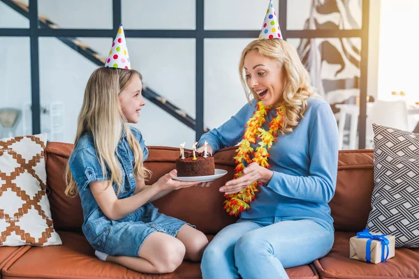 Linda Niña Dando Pastel Cumpleaños Madre Sonriente Casa — Foto de Stock