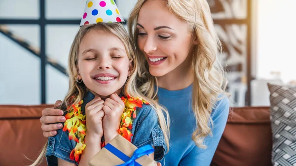 Spännande Kaukasiska Lilla Flicka Presentförpackning Från Sin Mamma Hemma — Stockfoto