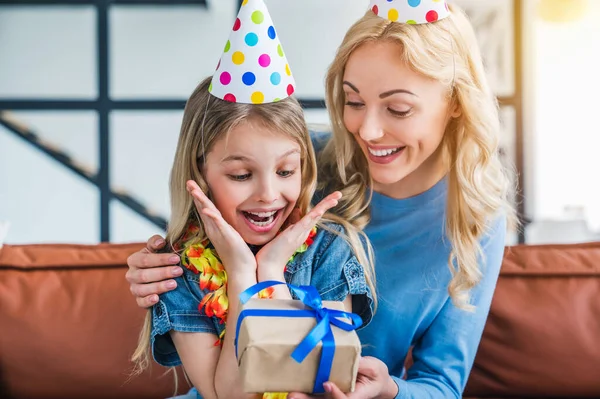 Happy Mother Giving Birthday Present Her Daughter Living Room — Stock Photo, Image