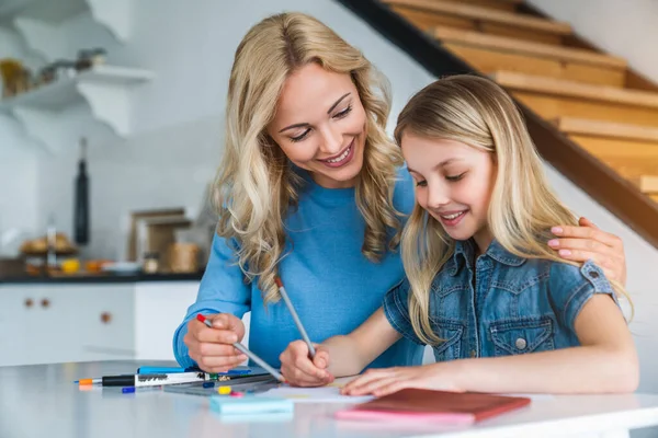 Beautiful Woman Helping Her Child Daughter Doing Homework Home Kitchen — Stock Photo, Image