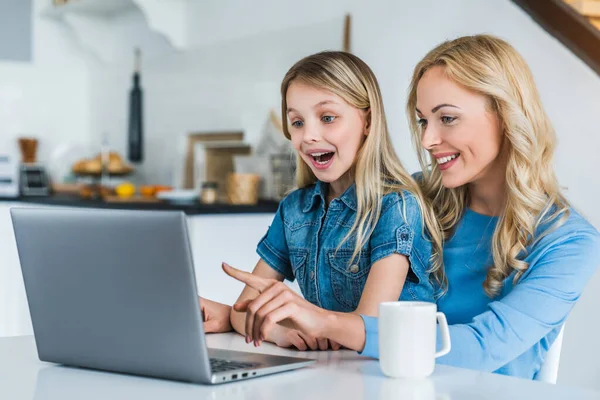 Smiling Mother Daughter Using Laptop Kitchen — Stock Photo, Image