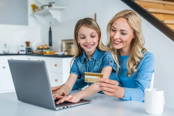 Mãe Feliz Filha Compras Line Com Laptop Cartão Crédito Casa — Fotografia de Stock