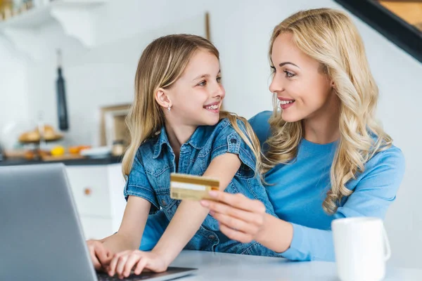 Young Caucasian Woman Online Shopping Using Credit Card Her Daughter — Stock Photo, Image