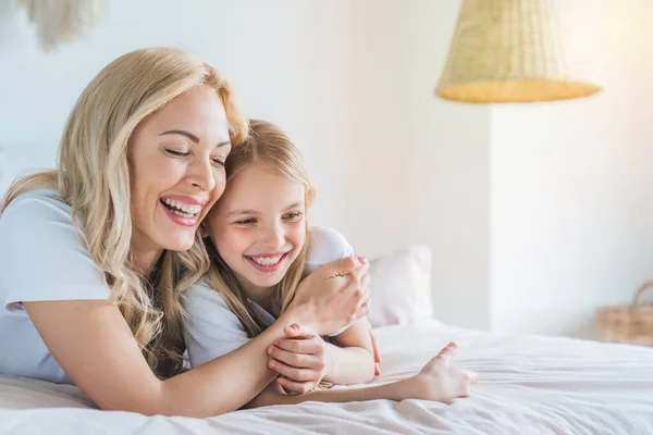 Boldog Öleli Kislányát Miközben Otthon Fekszik Hálószobában — Stock Fotó