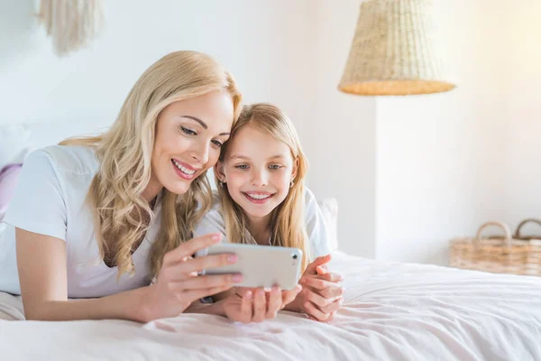 Happy Young Woman Lying Bed Smiling Kid Daughter Making Selfie — Stock Photo, Image
