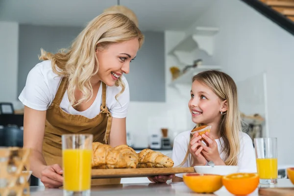Šťastná Žena Přinést Své Dceři Pečený Croissant Muffin Snídani — Stock fotografie