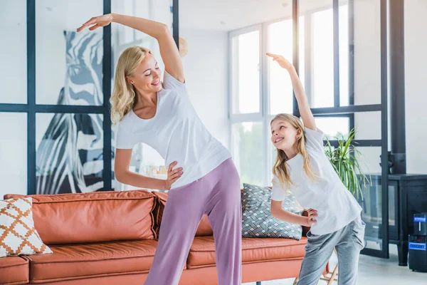 Mujer Adulta Joven Con Hija Pequeña Haciendo Ejercicios Fitness Matutinos — Foto de Stock