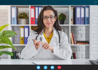 Sanal sohbetteki kadın profesyonel doktor konuşuyor ve kameraya bakıyor.