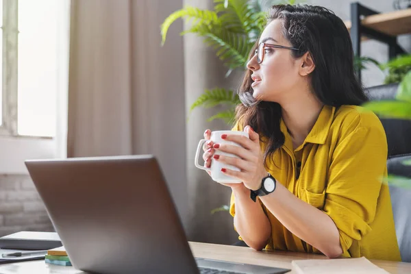 Jovem Empresária Frellance Tomar Café Local Trabalho Enquanto Sonha Com — Fotografia de Stock