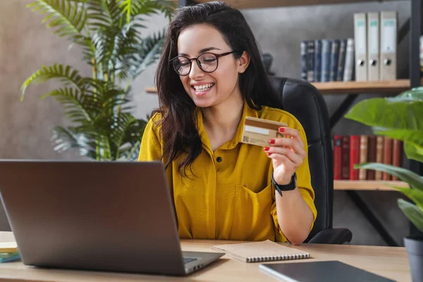 Young Woman Holding Credit Card Using Laptop Computer Online Shopping — Stock Photo, Image