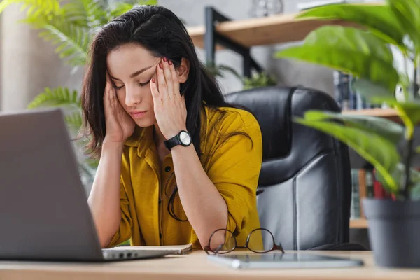 책상에 앉아서 일하거나 사무실에서 공부하는 여자가 피곤하다 — 스톡 사진