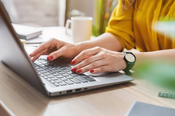 Imagen Recortada Mujer Negocios Computadora Portátil Trabajo Mano Oficina Casa — Foto de Stock