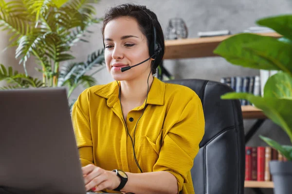 Hermosa Mujer Freelancer Hablando Videoconferencia Línea Usando Auriculares Con Micrófono —  Fotos de Stock