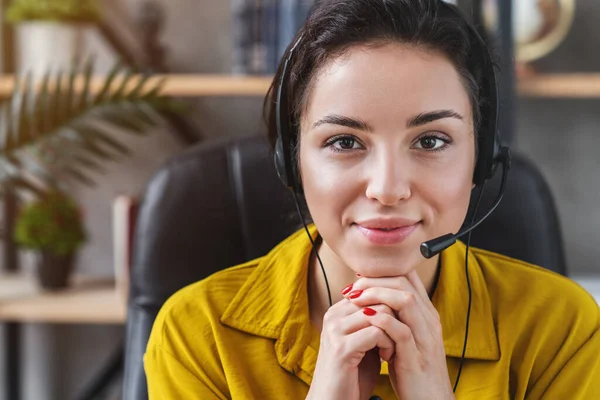 Vriendelijke Vrouw Klantenondersteuning Consultant Call Service Operator Zoek Naar Camera — Stockfoto