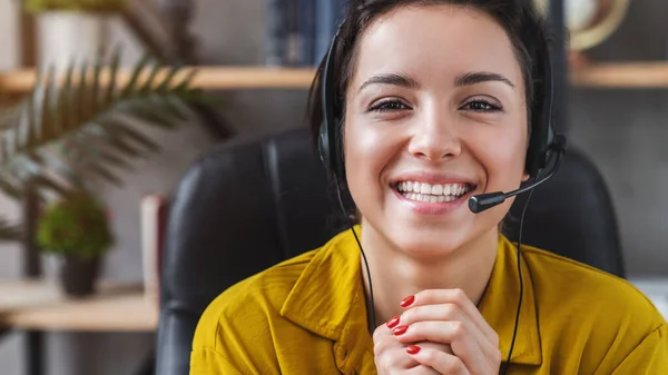 Mujer Joven Feliz Usar Auriculares Que Comunican Por Llamada Conferencia — Foto de Stock