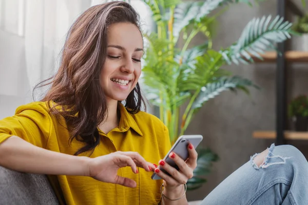 Jeune Femme Assise Détendre Sur Canapé Dans Salon Navigation Internet — Photo