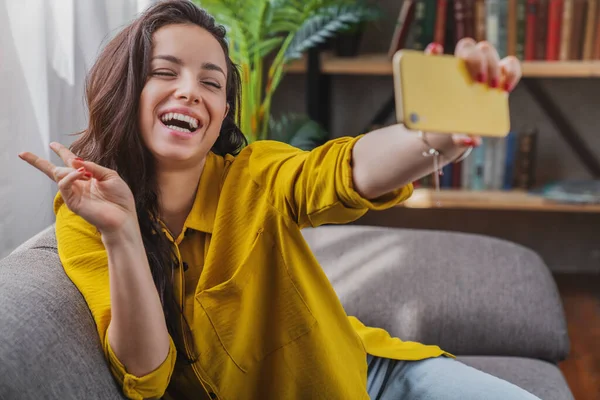 Belle Brune Prenant Selfie Avec Son Smartphone Maison — Photo
