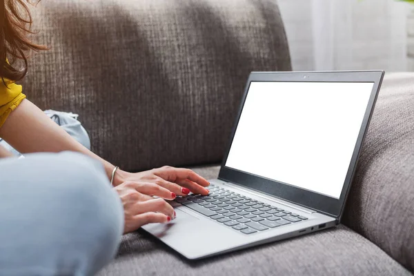 女性坐在沙发上 用模拟屏幕在笔记本电脑上打字 — 图库照片