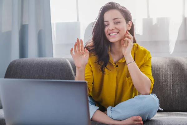 Jovem Mulher Feliz Fazendo Chamada Vídeo Gesticulando Para Amigos Blogueira — Fotografia de Stock